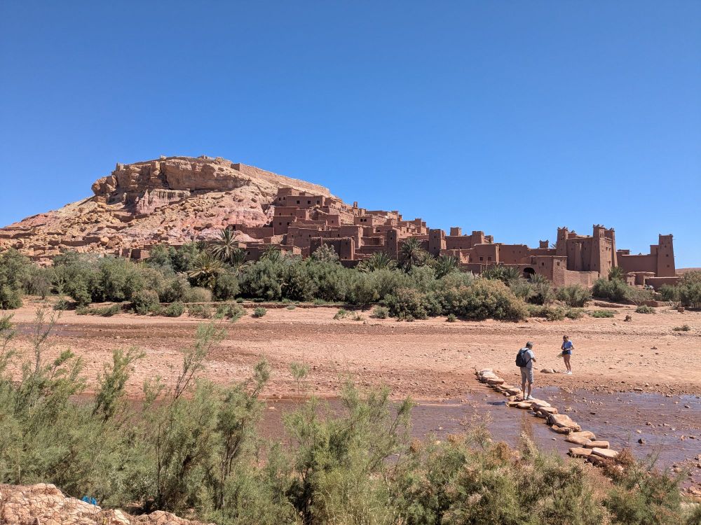 Ville fortifiée dans le désert devant une rivière presque asséchée