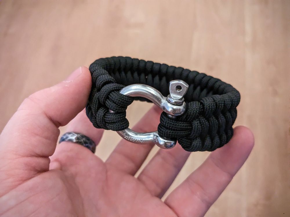 A paracord bracelet using a stainless d-shackle for a closing