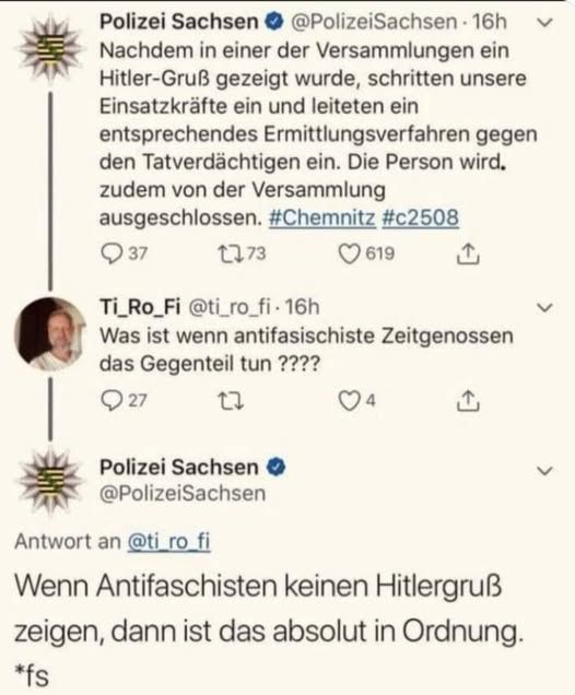 Screenshot eines Twitter-Austauschs zwischen dem Account „Polizei Sachsen“ und einem Nutzer „Ti_Ro_Fi“. Die Polizei schreibt, dass nach einem Hitlergruß bei einer Versammlung Ermittlungen eingeleitet wurden und die Person von der Versammlung ausgeschlossen wurde. Der Nutzer fragt, was passiert, wenn Antifaschisten das Gegenteil tun. Die Polizei antwortet, dass es absolut in Ordnung ist, wenn Antifaschisten keinen Hitlergruß zeigen. Der Tweet enthält die Hashtags #Chemnitz und #c2508.