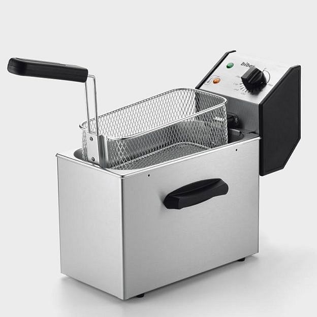 Eine Fritteuse aus Edelstahl mit Frittierkorb
