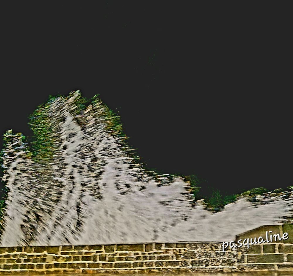 Les vagues bondissantes à St Malo. Elles fracassant les murs. Blanches et vertes.