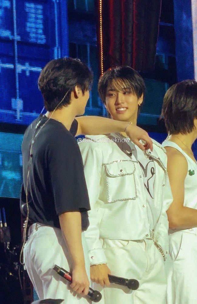 stray kids han looking so fondly at lee know onstage on the dominate tour 🥺 give him everything he wants!!!!

for the search: daily fondgazing