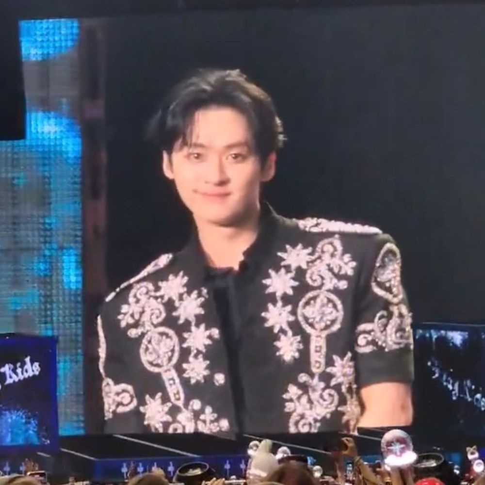 lee minho being a cute little cat!!!!!