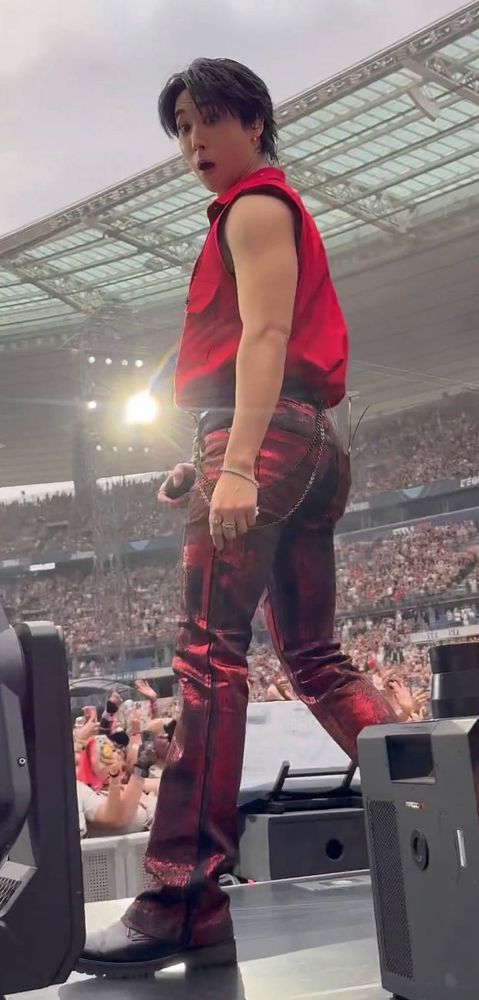 stray kids han jisung huge ass (he's surprised)