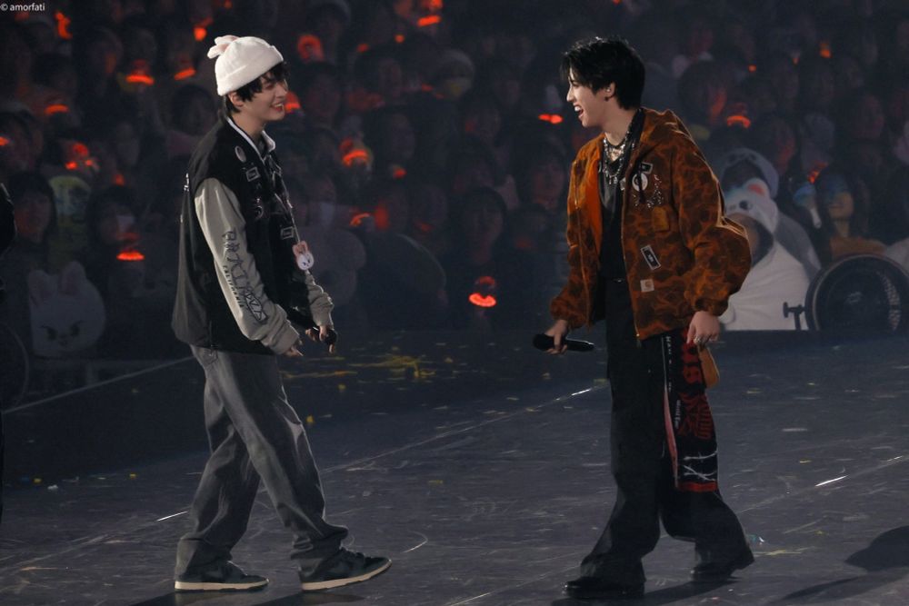 lee know and han on stage laughing with each other looking PRECIOUS