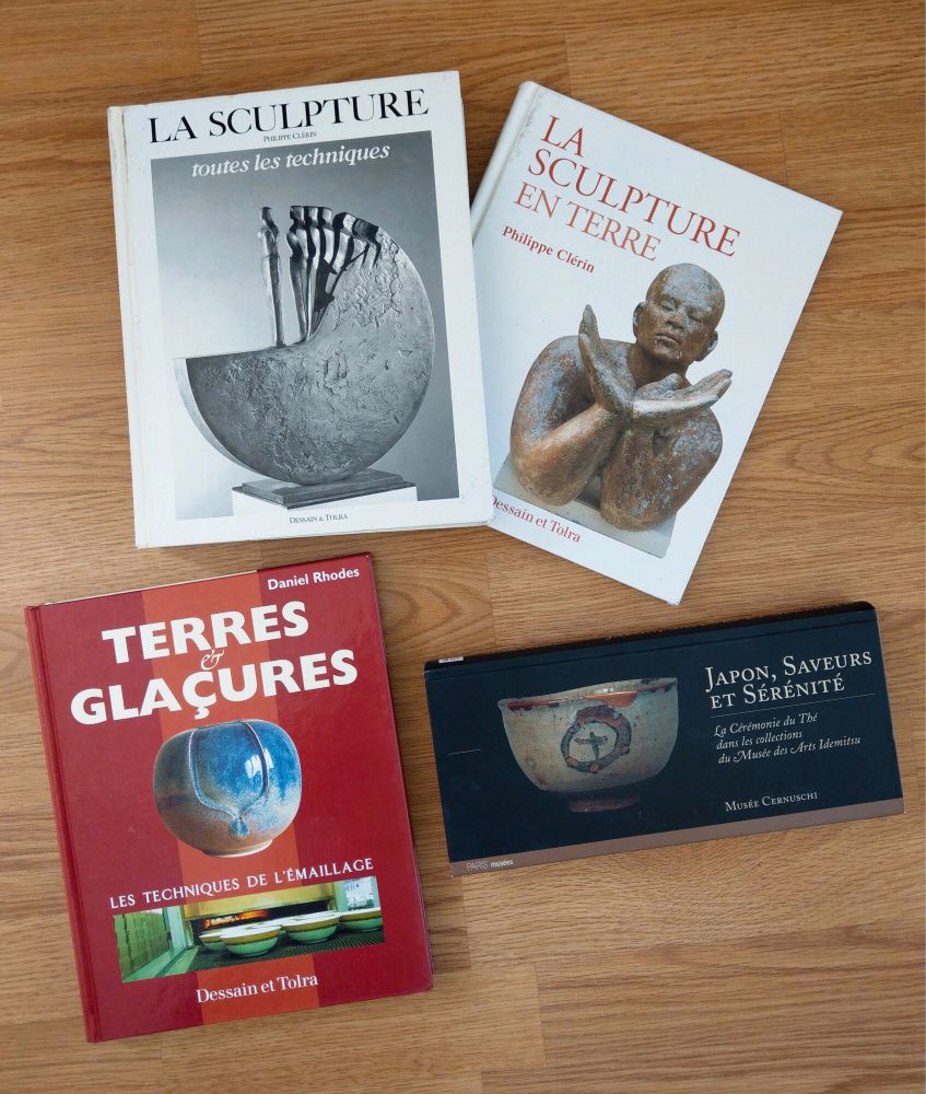 4 livres d’occasion sur la sculpture et la céramique :

- CLÉRIN Philippe, La sculpture, toutes les techniques. Dessain et Tolra, 1988.

- CLÉRIN Philippe, La sculpture en terre. Dessain et Tolra, 1998.

- RHODES Daniel, Terres et glaçures, les techniques de l’émaillage. Dessain et Tolra, 1999.

- Musée Cernuschi, Paris. Japon, saveurs et sérénités : la cérémonie du thé dans les collections du Musée des Arts Idemitsu. Catalogue d’exposition (Paris, Musée Cernuschi, 14 février - 14 mai 1995). Paris-Musées : éditions des musées de la Ville de Paris, 1995.