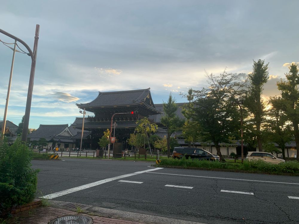 西本願寺にかかる雲がつるんと一枚の綿みたいで綺麗でした！
観光客も殆どいなかったので、まさにアクスタ撮影日和！！
あぁ、、、何で連れて来てないんや、、、
そう、京都駅から河原町まで歩いて移動する予定じゃ無かったのです😏w(気が向いたので歩いた)

やはりこう言った時の為に特典のコミコミさんのカードは常備せねばなりませんね💪