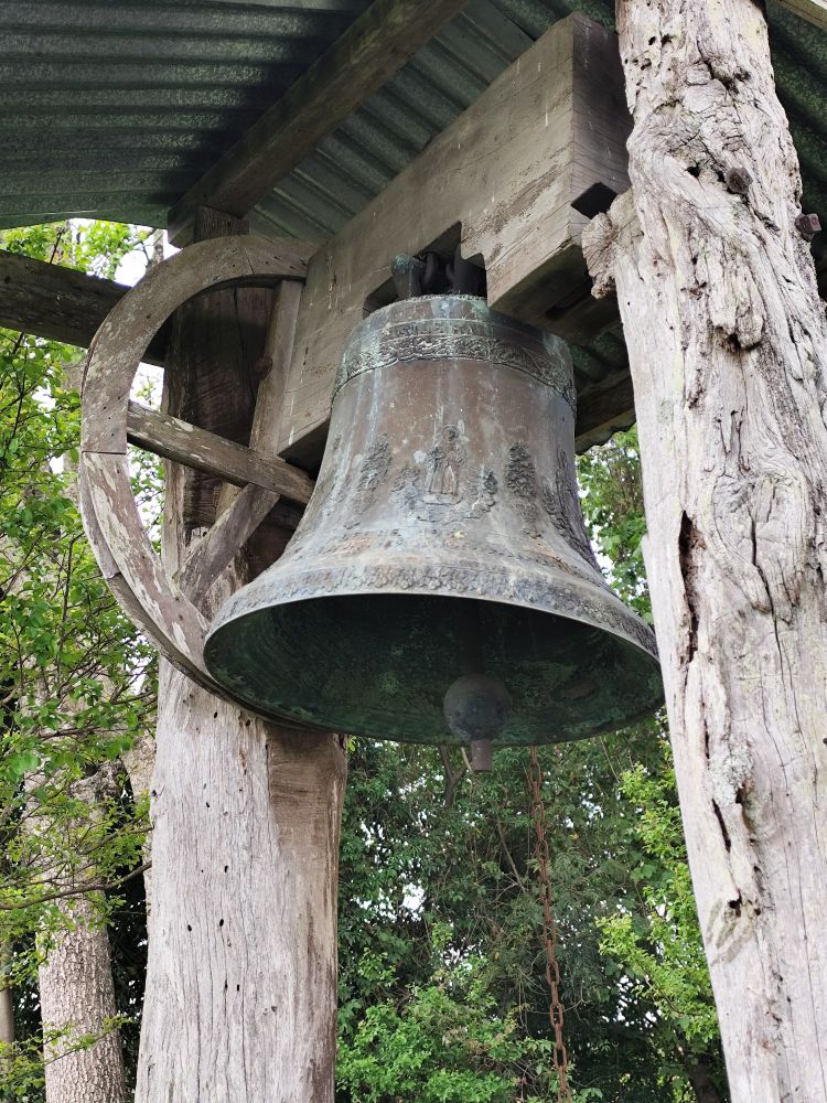 sino de cobre antigo com detalhes em alto relevo