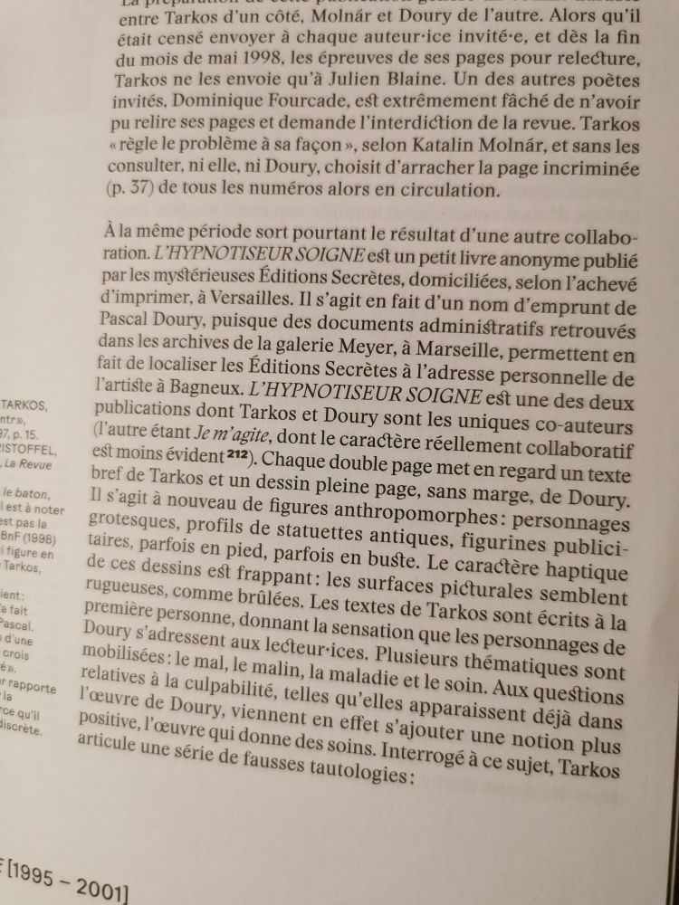 L'hypnotiseur soigne est une des deux publications dont Tarkos et Doury sont les uniques co-auteurs(...)  Chaque double page met en regard un texte de Tarkos et un dessin pleine page, sans marge de Doury. 