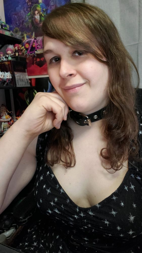 Selfie of myself in a black star-pattern chic dress and black leather choker collar. 