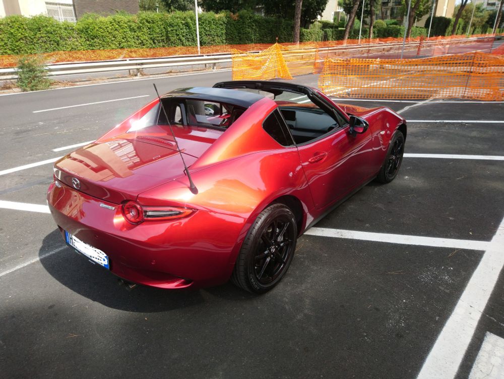 Auto cabriolet rossa Mazda mx5 
