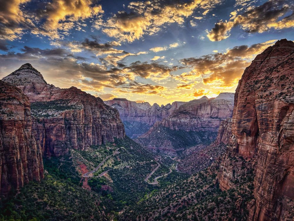 Zion NP sunsets are a whole vibe. Zion canyon overlook trail at sunset.