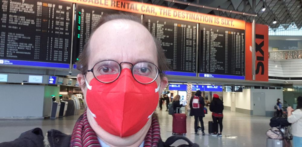 @MetaboHorst in front of the big departure board at Frankfurt airport. 