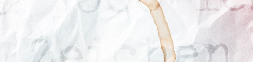Ein mysteriöses Teaserbild: zerknittertes Papier, Kaffeering und verblasste Schreibmaschinenlettern.