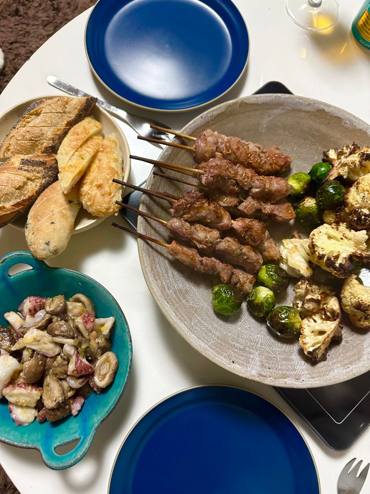 アロスティチーニと芽キャベツカリフラワーのグリルとしいたけとタコのマリネ。