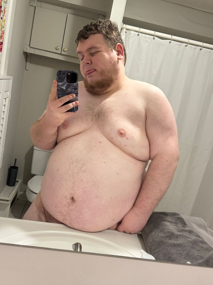 Shirtless mirror selfie of a ginger bear