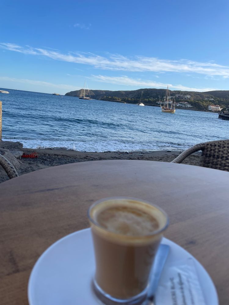 Un café face à la mer.