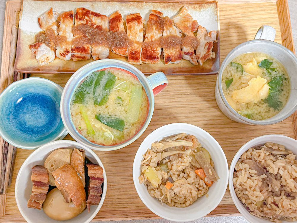 芋入り炊き込みご飯、小松菜とたまごの味噌汁、豚焼いたやつ、煮豚と煮卵