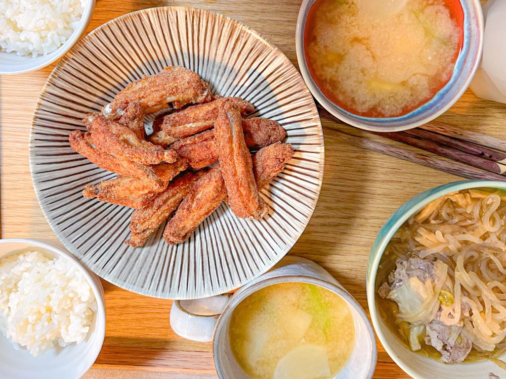 手羽の唐揚げ、かぶと豆腐の味噌汁、白米、白菜鍋の残り