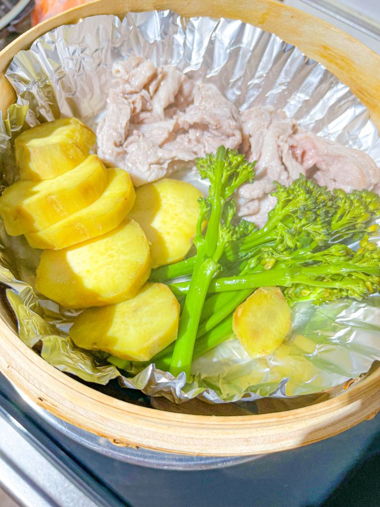 さつまいもとブロッコリーとぶたにくのせいろむし