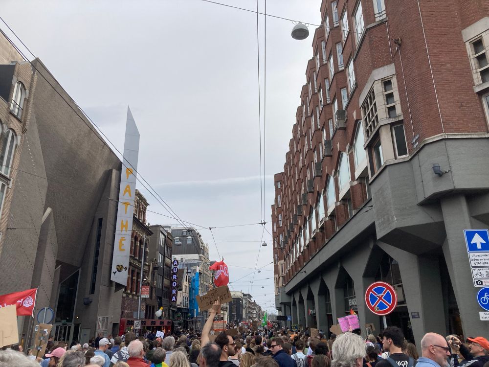 Grote demonstratie tegen facisme en democratie in Amsterdam