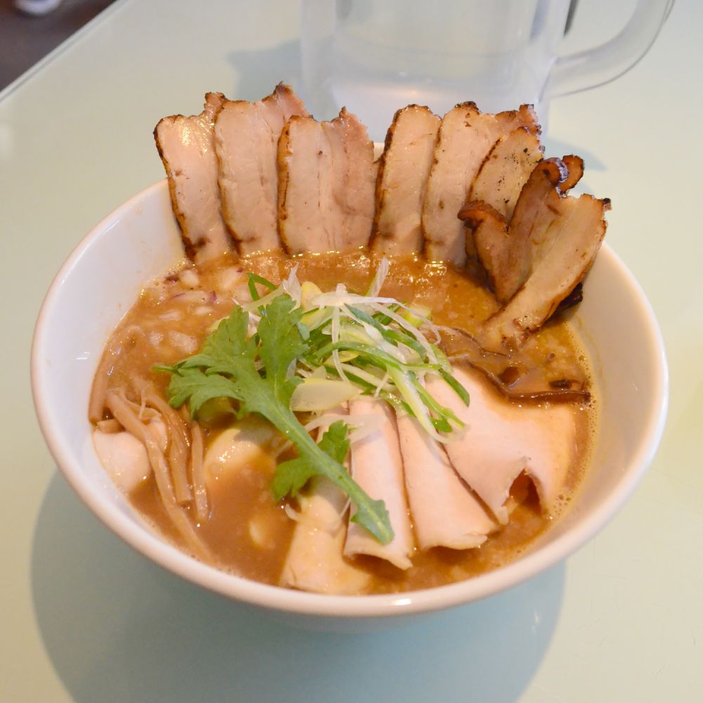 らーめん ぎょうざ 黄色い花
豚骨醤油チャーシュー
炙りチャーシュートッピング