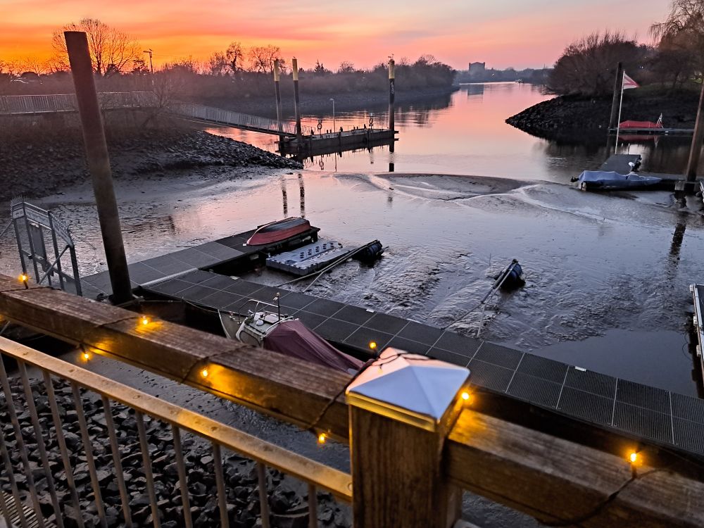  Yachthafen ohne Boote. Niedrigwasser. Steganlage liegt im Schlick