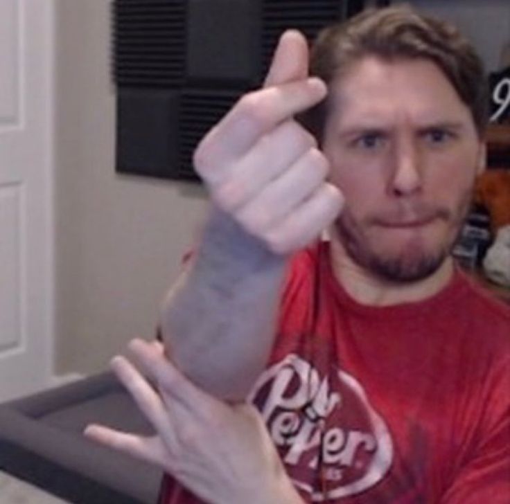 an image of jerma985 putting his index finger and thumb together to create a heart shape.