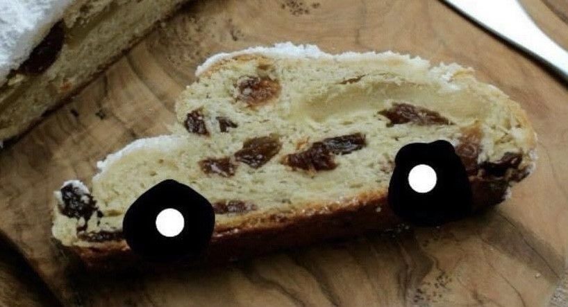 Ein Stück stollen das ähnlich eines VW Käfers geformt ist auf das Räder geshopt wurden. 
