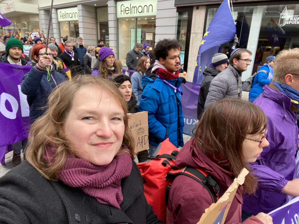 Ein bunter Demozug geht durch Unna um gegen Rechts zu demonstrieren