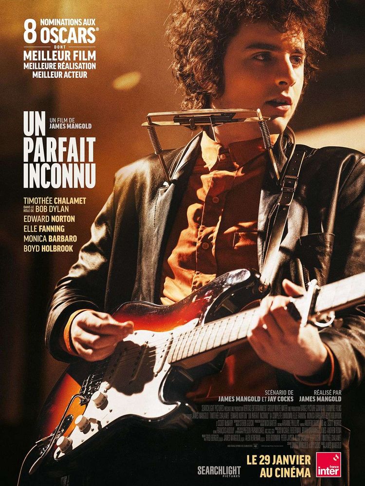Affiche du film "Un Parfait Inconnu" de James Mangold (2024). On y voit Timothée Chalamet en Bob Dylan avec une guitare électrique et un harmonica