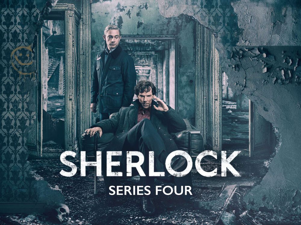 Visuel de la saison 4 de la série "Sherlock" (2017). On y voit Sherlock assis dans son fauteuil et Watson debout derrière lui. Ils sont dans les ruines de leur appartement du 221b Baker Street