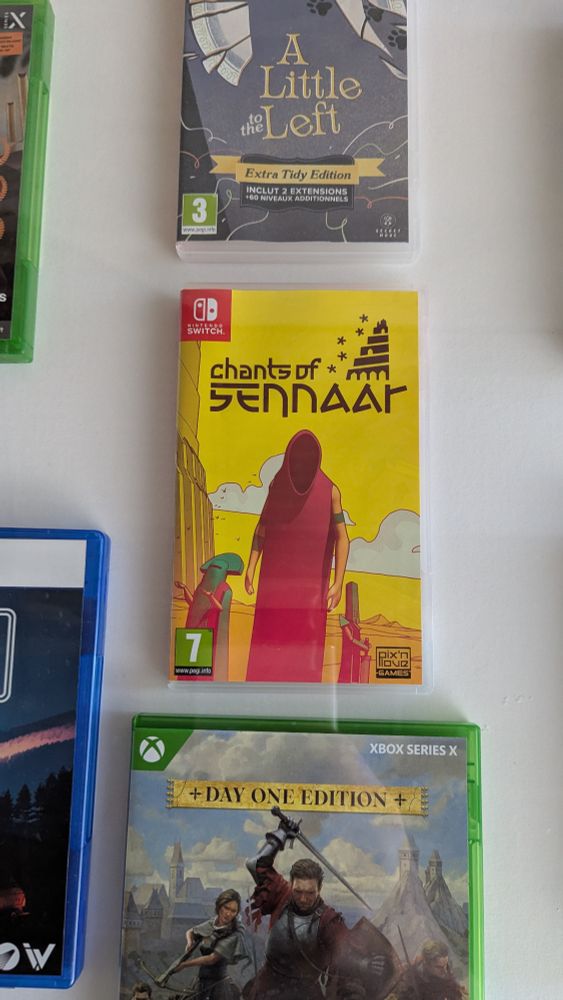 Exemplaire Switch du jeu vidéo "Chants of Sennaar" sous vitrine en salle A de la Bibliothèque nationale de France 