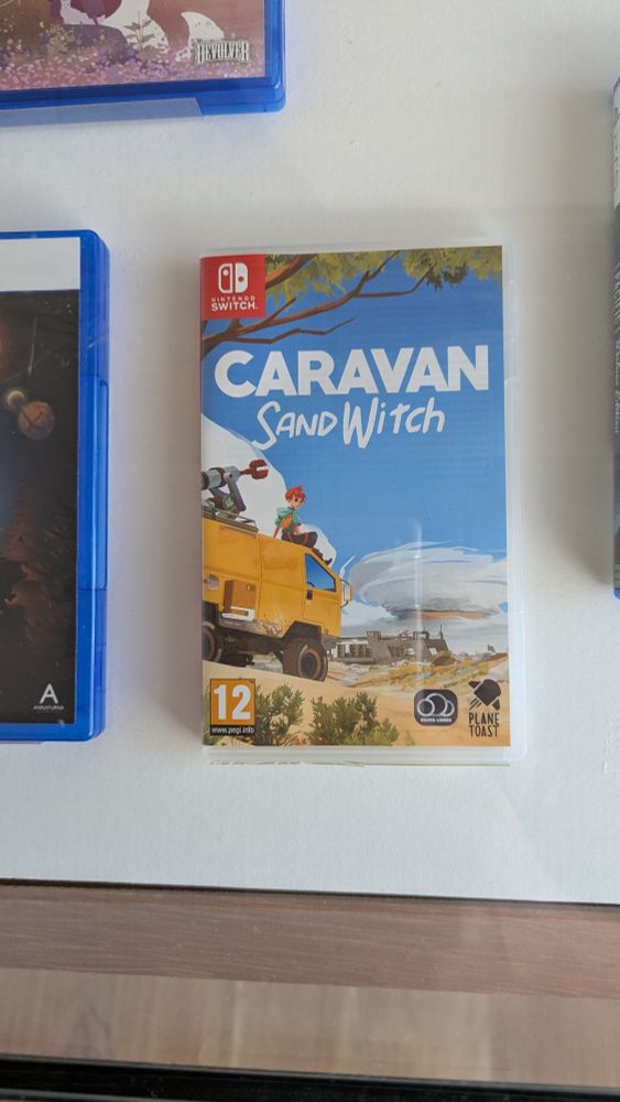 Exemplaire Switch du jeu vidéo "Caravan SandWitch" sous vitrine en salle A de la Bibliothèque nationale de France 