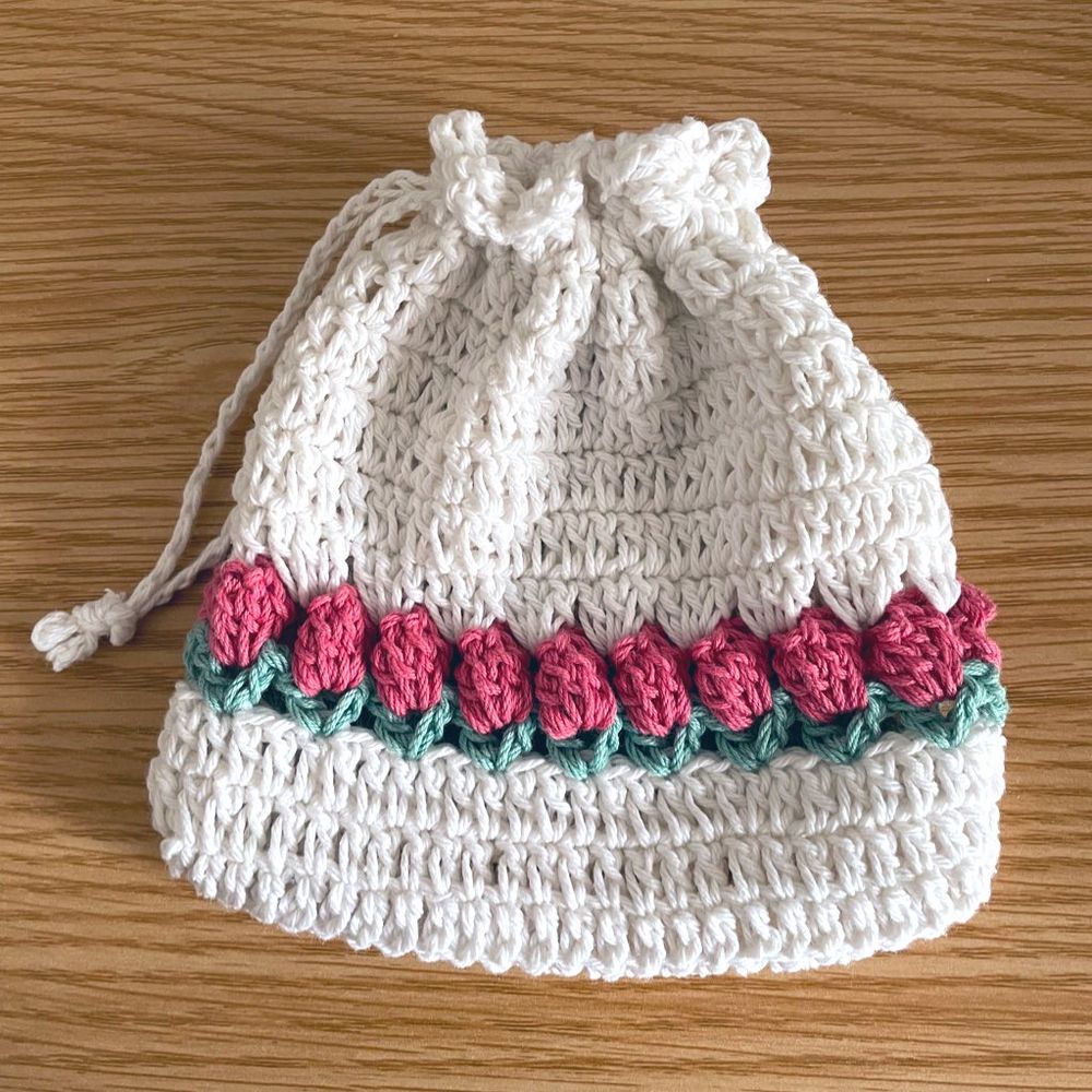 かぎ針編みで編んだ巾着です。チューリップのモチーフが編み込んであります。