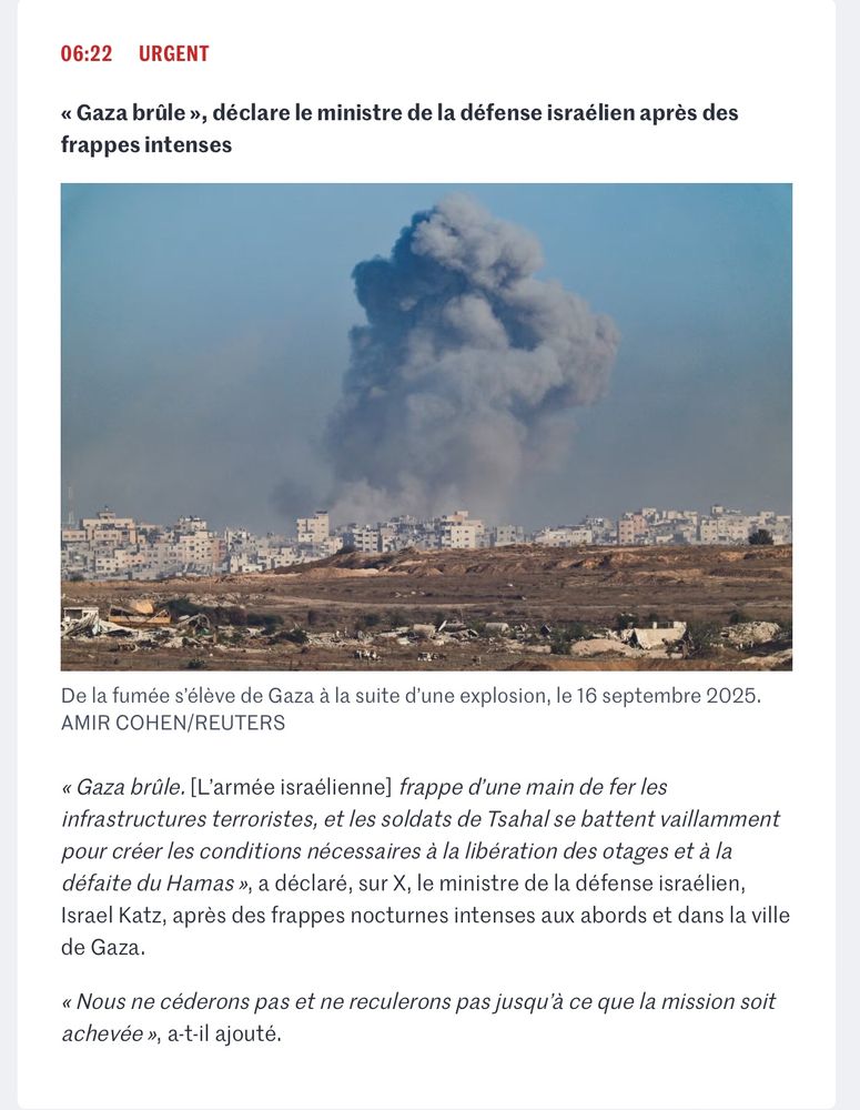 Photo de la ville de Gaza (du journal Le Monde) avec de grands panaches de fumée. "Gaza brûle" déclaré victorieusement le ministre israélien de La Défense. 