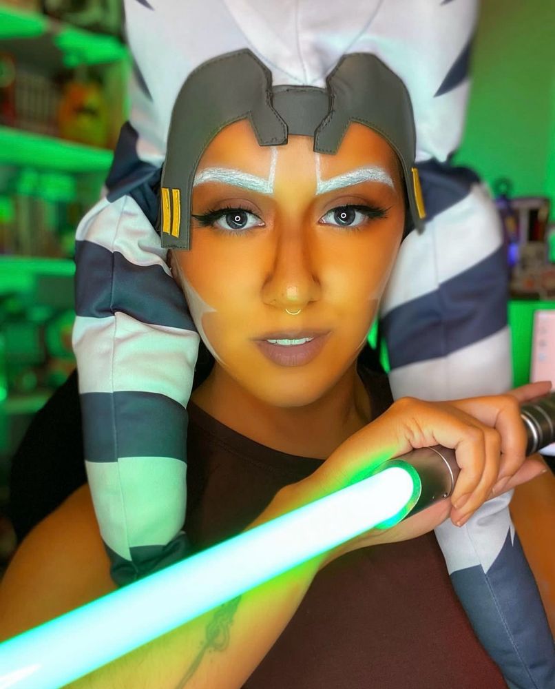 ahsoka tano cosplay from star wars: the clone wars.