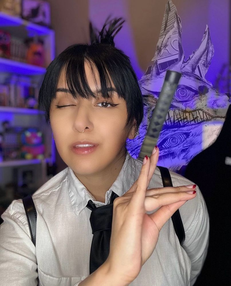 aki hayakawa cosplay from chainsaw man.