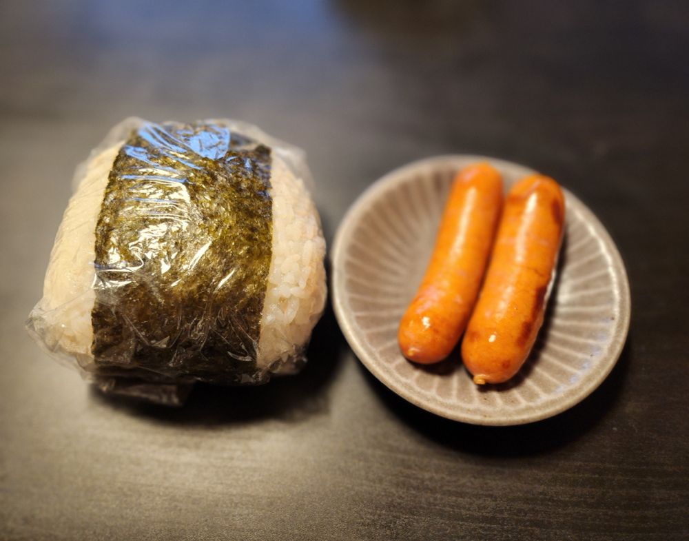 おむすびとソーセージ。