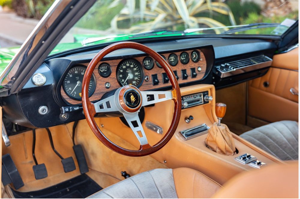 Lamborghini Islero interior