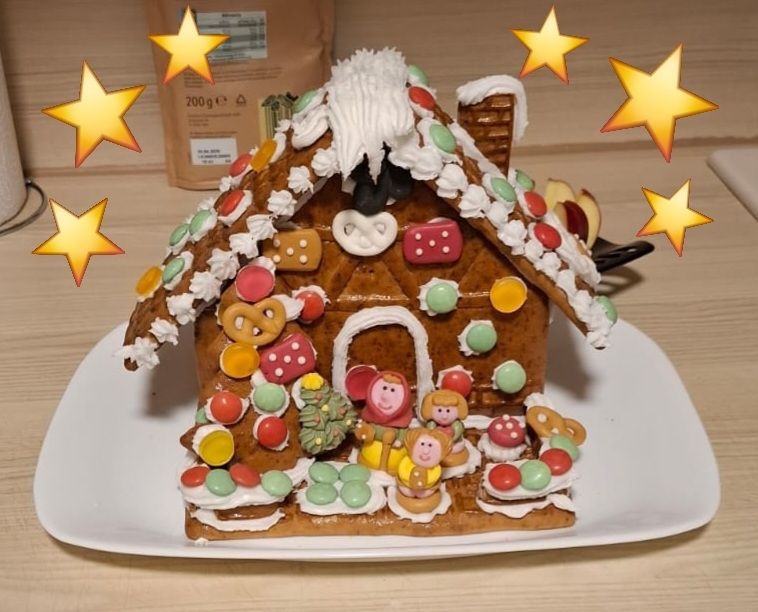 Lebkuchenhaus, beklebt mit vielen Süßigkeiten 