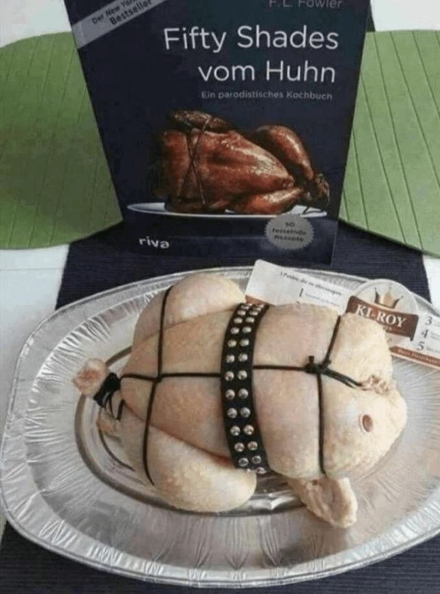 Um frango cru, amarrado com um barbante preto e um tipo de cinto com rebites cromados. A amarração parece uma vestimenta sado-masoquista. E atrás do frango tem um livro chamado "Fifty Shades vom Huhn", cuja capa tem um frango assado também amarrado. 
