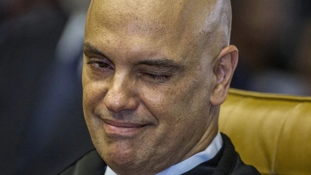 Alexandre de Moraes piscando 