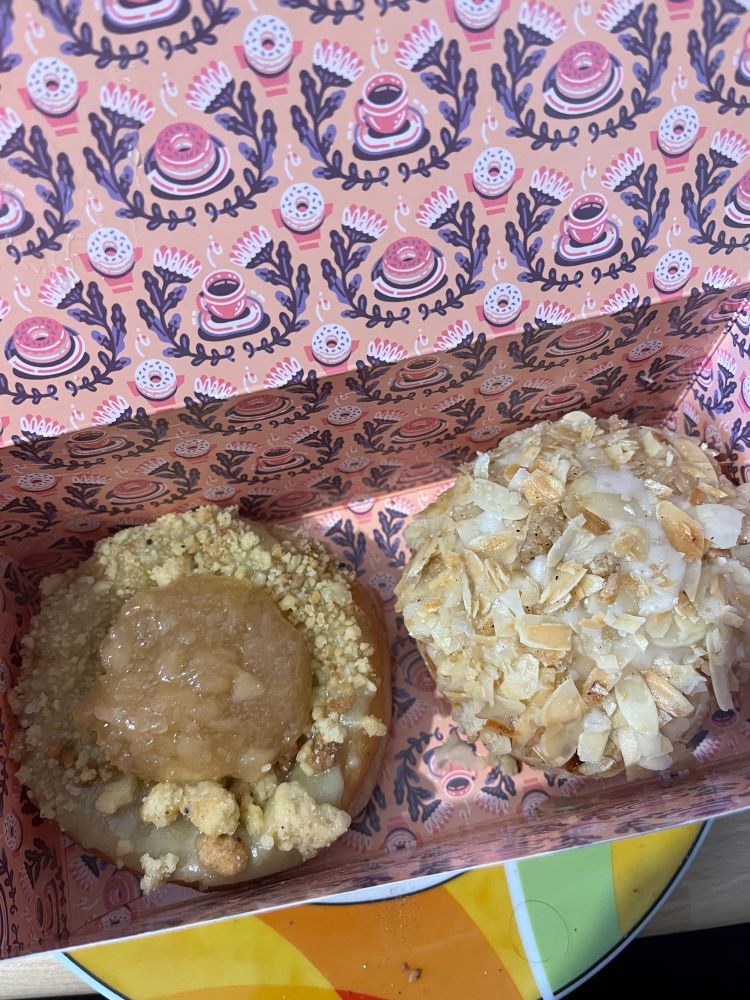 2 donuts von brammibals donuts. einmal der apple pie und einmal der bienenstich.