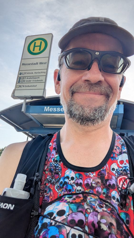 Läufer vor Bushaltestelle