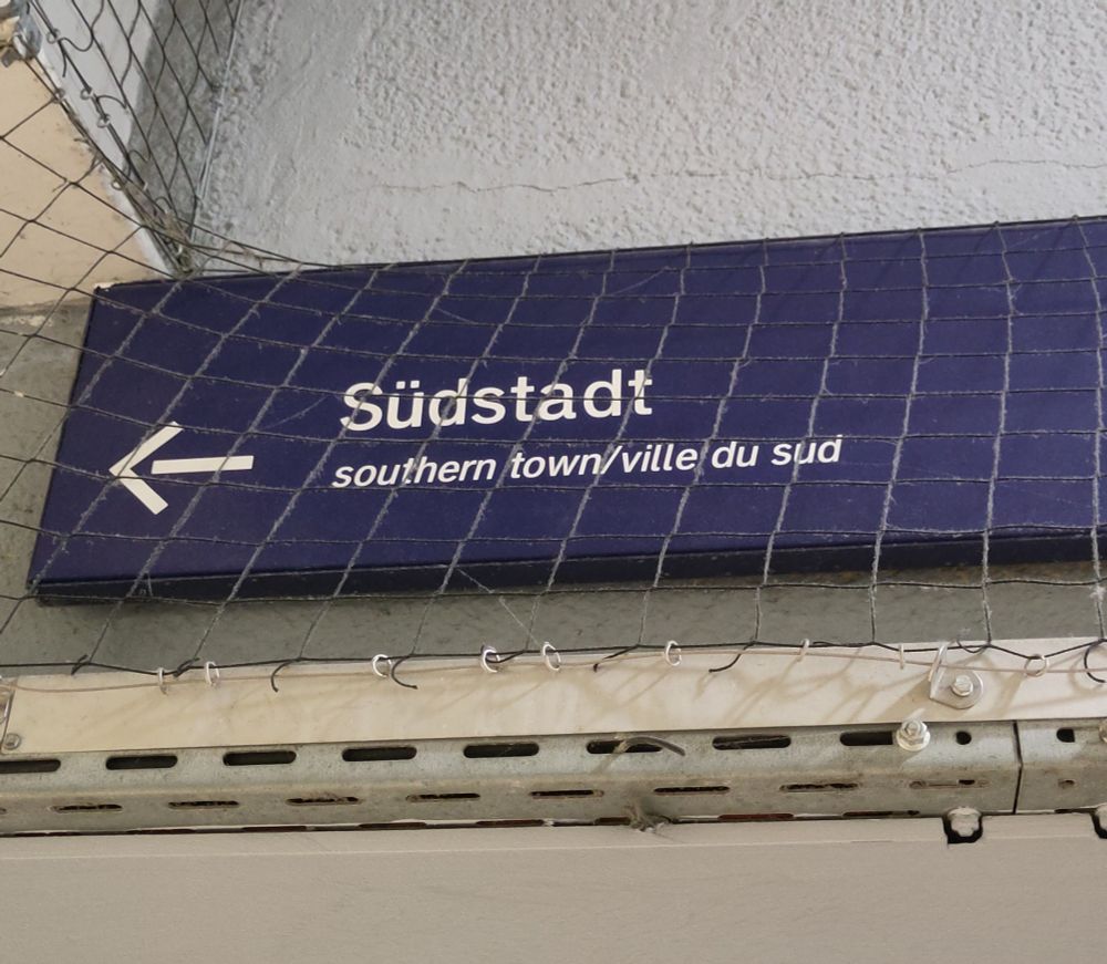 Schild aus der Bahnhofsunterführung: Südstadt/southern town/ville du sud