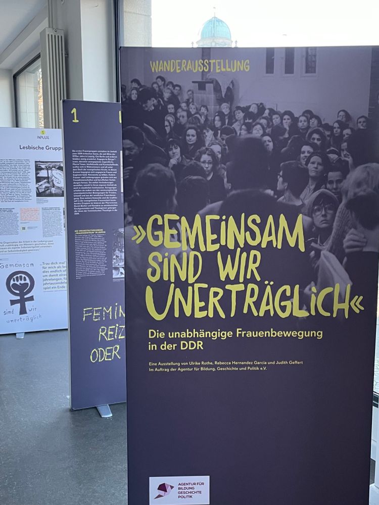 Tafeln der Ausstellung „Gemeinsam sind wir Unerträglich“ https://agentur-bildung.de/wanderausstellung-frauenbewegung-in-der-ddr/