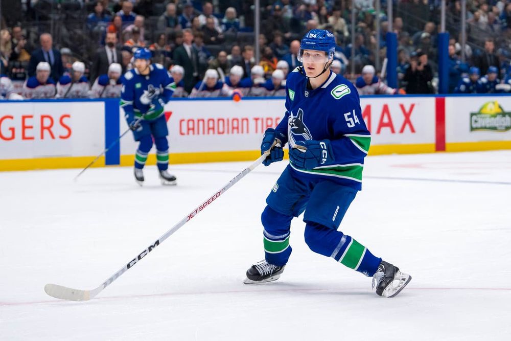 Canucks cut Bains, Aatu Räty makes opening night roster