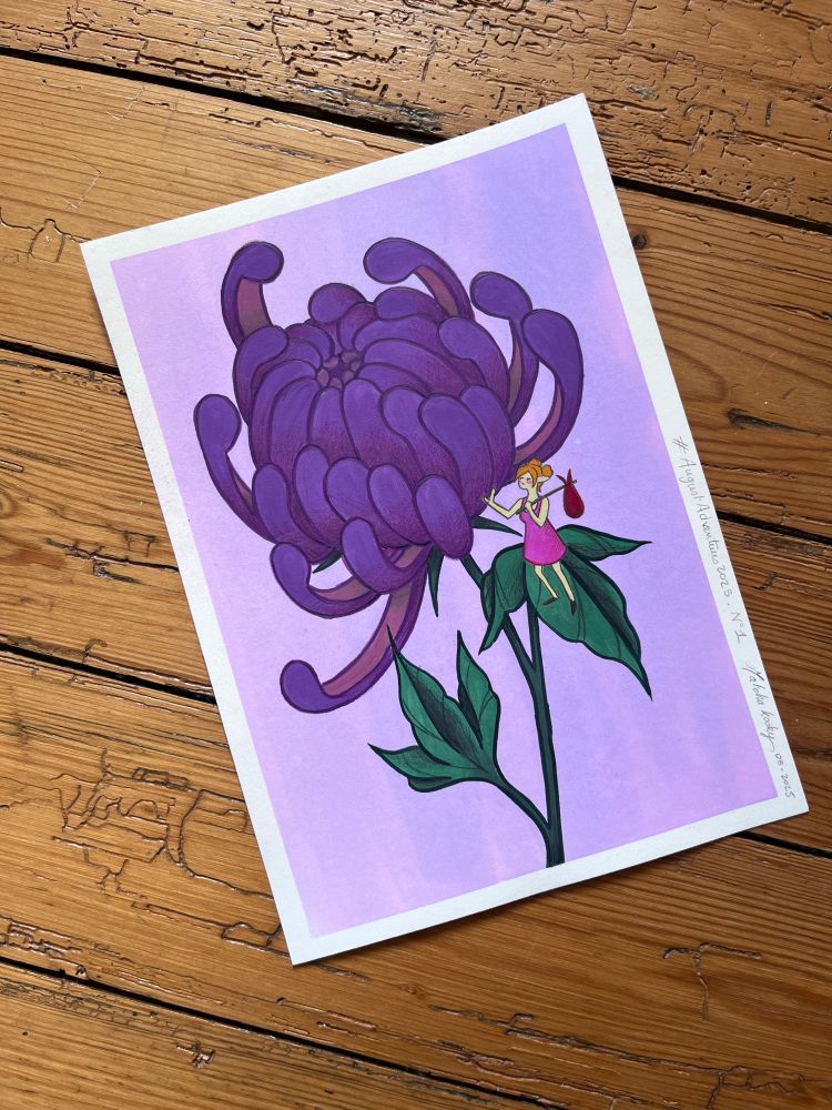 Peinture gouache et crayons polychromos pour le challenge « August Adventures » le thème était Bloom + Journey. C’est une petite fée / elfe minuscule, posée sur la feuille d’un gros chrysanthème violet en train de s’ouvrir. Elle touche la fleur d’une main en l’observant et tient un petit baluchon rouge avec l’autre main. Le tout sur un fond violet clair. Format 18x25,5cm