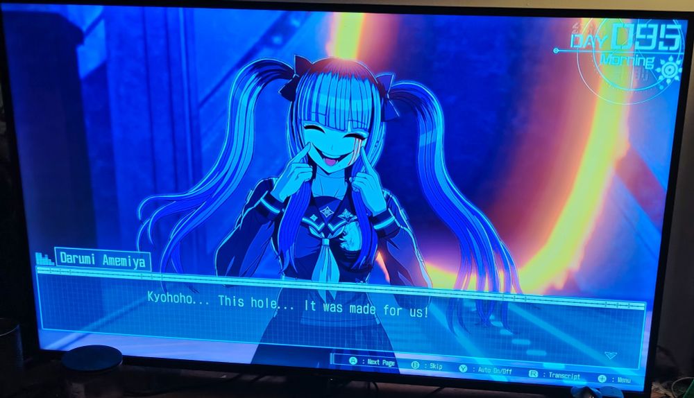 Screenshot du jeu The Hundred Line avec  un personnage référençant un meme issu d'une histoire courte de Junji Ito